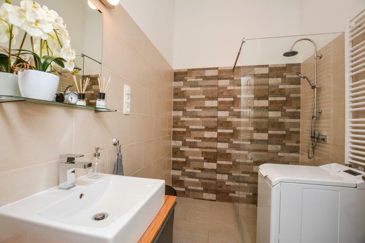 Timeless Apartment With Free Private Parking 부다페스트 외부 사진